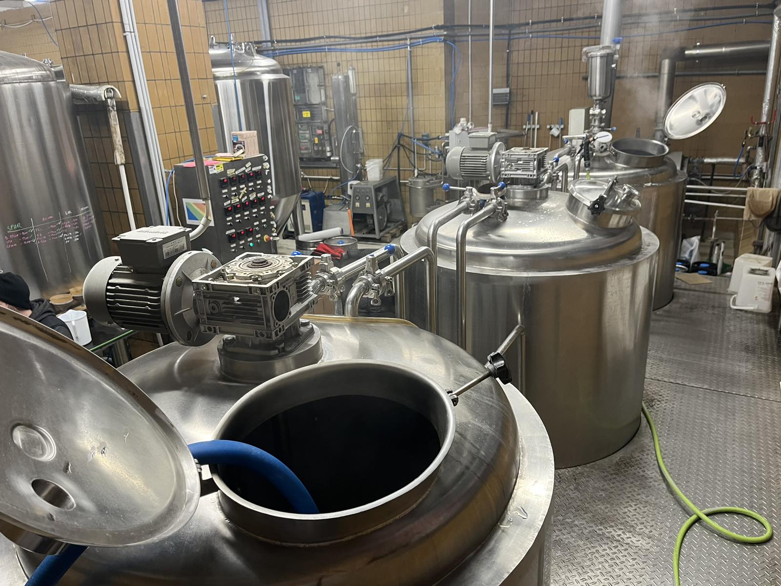 Új főzde nyitása miatt eladó a "régi" Hoptop üzem Budapesten - Legyél Te A Sörfőző Mester!