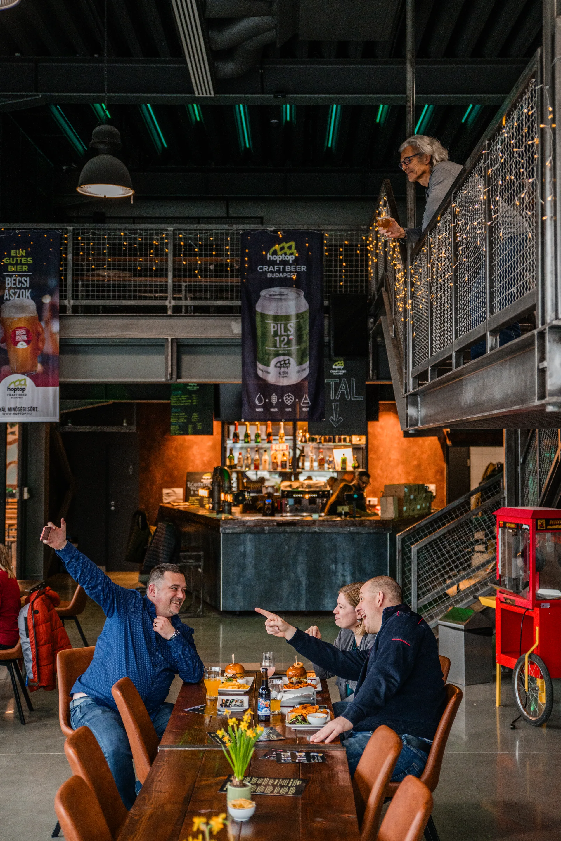 A HopTop taproom és brewpub belső tere csapatépítőhöz